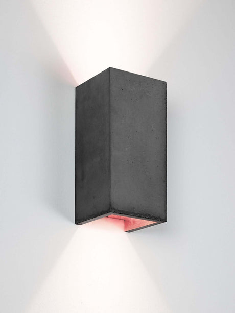 Alt Tag: Gantlights B8 Beton Wandlampe rechteckig Up & Down, minimalistisches Beton-Design mit warmem Gold-Innenlicht