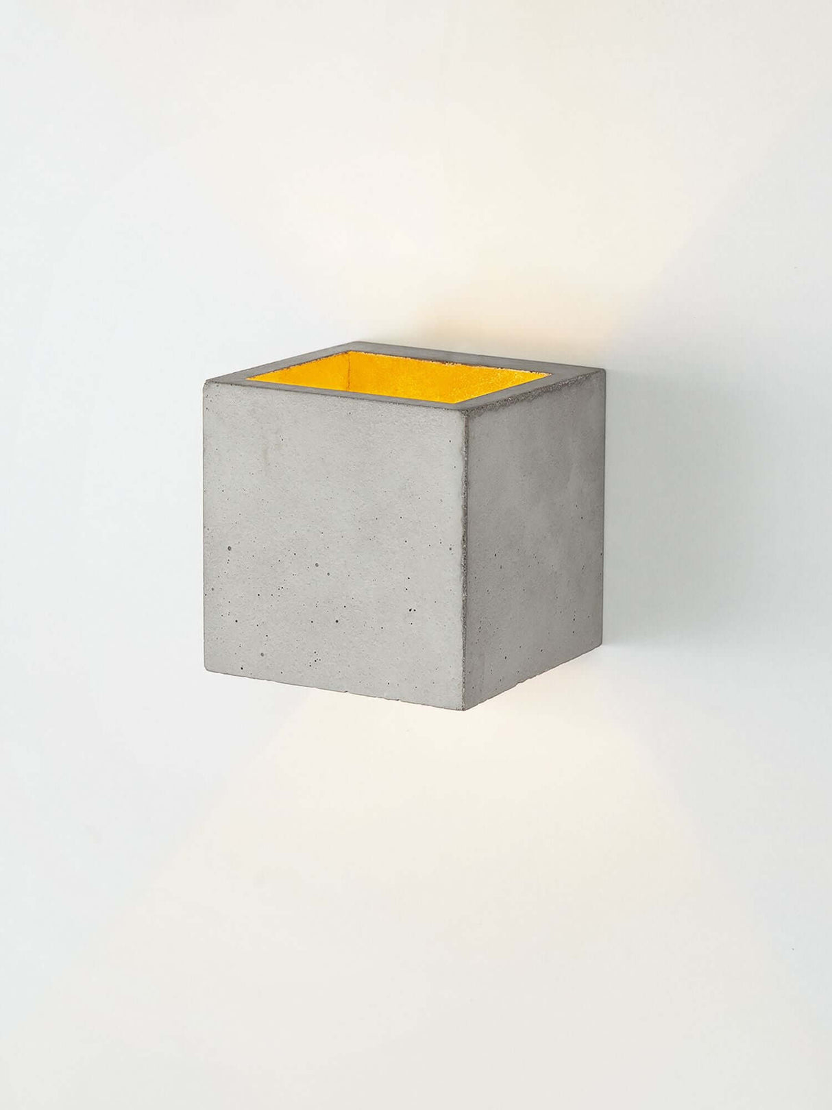 Gantlights B9 Wandleuchte Up & Down aus Beton mit goldfarbener Innenseite für stimmungsvolles Licht.