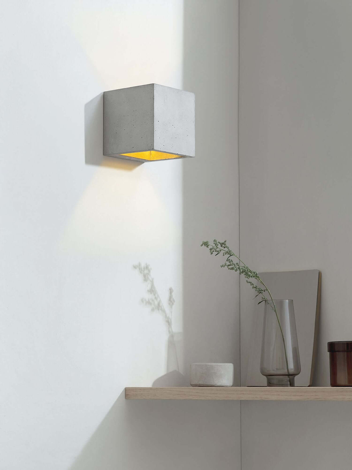 Gantlights B9 Wandleuchte Up & Down in Beton-Design mit warmem, indirektem Licht an der Wand.