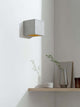 Gantlights B9 Wandleuchte Up & Down aus Beton mit goldfarbener Innenseite, strahlt warmes Licht aus.