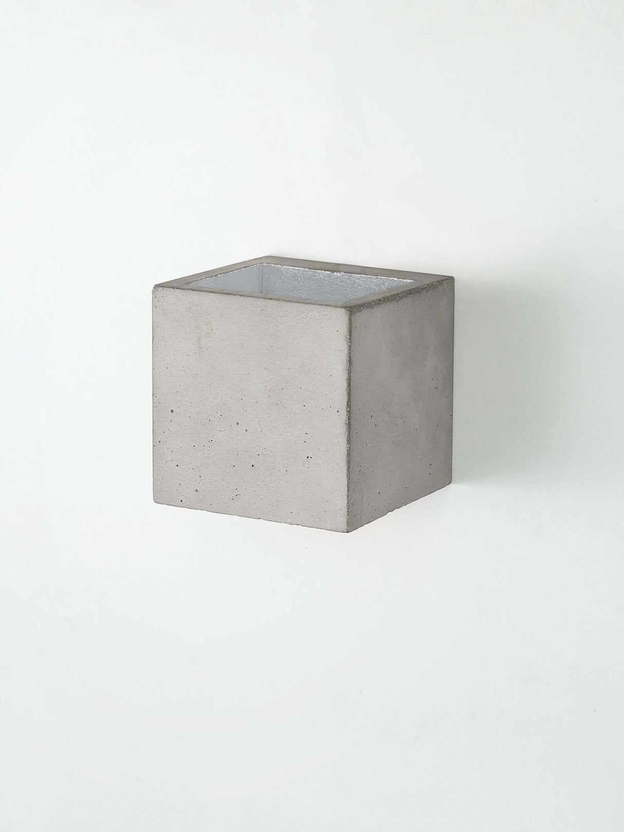 Gantlights B9 Wandleuchte Up & Down aus Beton in quadratischer Form, stilvoll an der Wand montiert.
