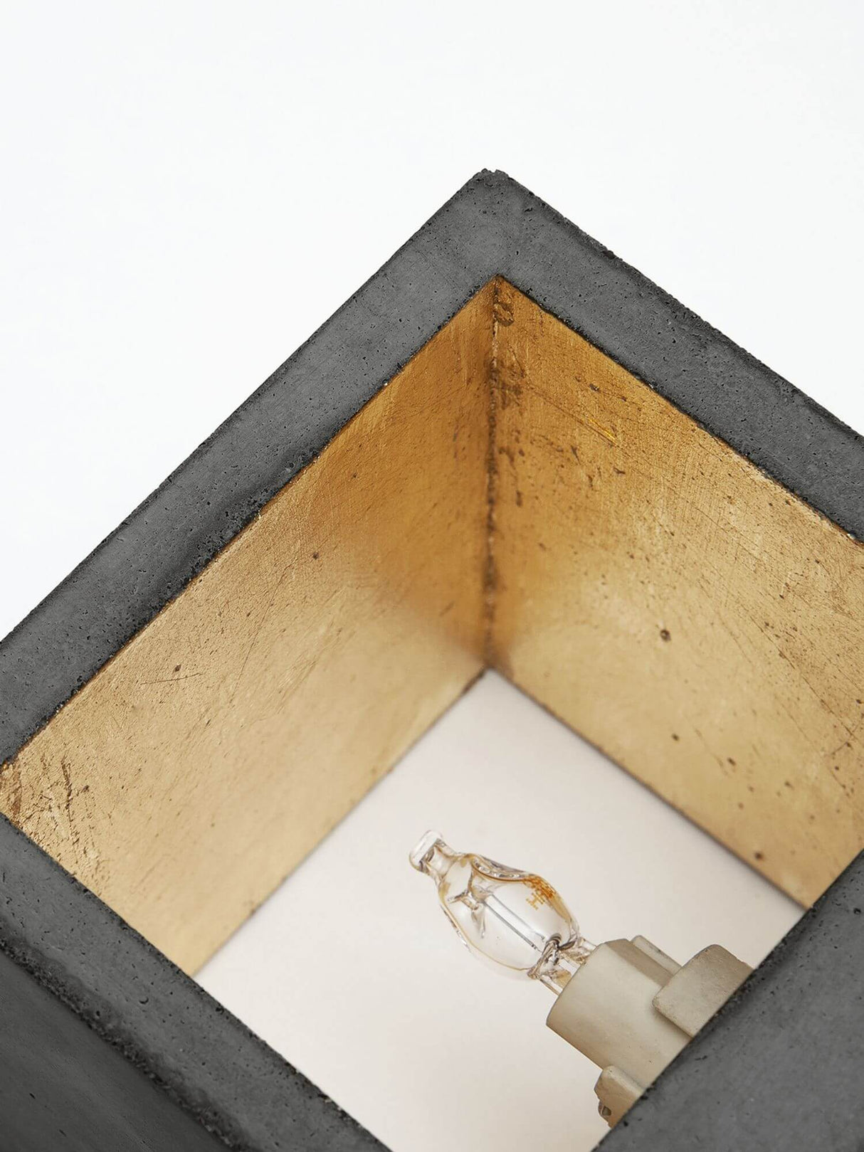 Gantlights B9 Wandleuchte Up & Down, Innenansicht mit goldener Innenseite und Lampenfassung.