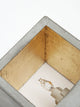 Detailansicht der Gantlights B9 Wandleuchte Up & Down aus Beton mit goldfarbenem Innenraum und G9 Fassung.