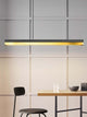 Gantlights C1 LED-Pendelleuchte 122cm Beton Holz über einem Tisch in minimalistischer Einrichtung