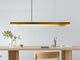 Gantlights C1 o/n LED-Hängeleuchte 122cm über einem Esstisch, perfekte Beleuchtung für moderne Wohnräume.