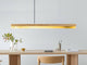 Gantlights C1 o/n LED-Hängeleuchte 122cm über einem modernen Esstisch mit Holzstuhl und Dekoration.