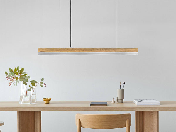 Gantlights C2 o/n LED-lampe pendante 92 cm dimmable dans une pièce moderne avec un design en bois et en cuivre.