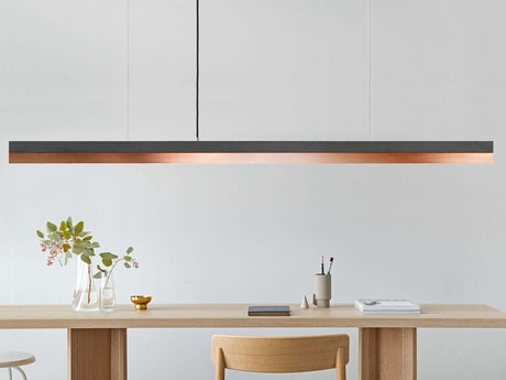 Gantlights C3 LED-Pendelleuchte dimmbar aus Beton mit Kupfereinsatz über modernem Holztisch, handgefertigt in Deutschland