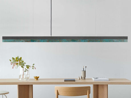 Gantlights C3 LED-Pendelleuchte dimmbar über minimalistischer Holzbank, Beton-Kupfer-Design, handgefertigt in Deutschland