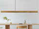 Gantlights C3 o/n LED-Pendelleuchte 182cm dimmbar über einem minimalistischen Esstisch.