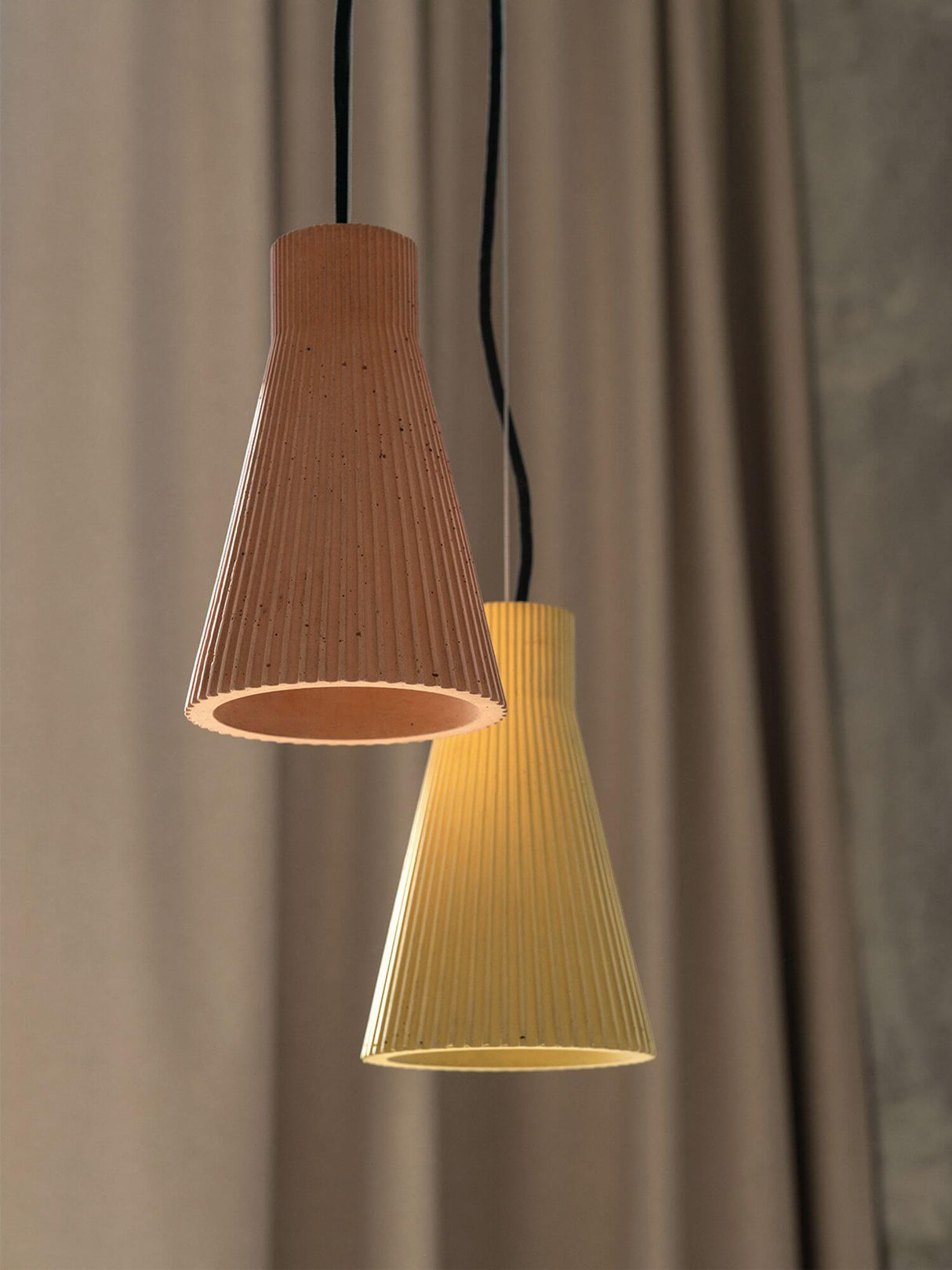 Gantlights S1 Beton Pendelleuchte geriffelt in zwei Farben, die elegante Textur erzeugt schönes Licht und Schatten.