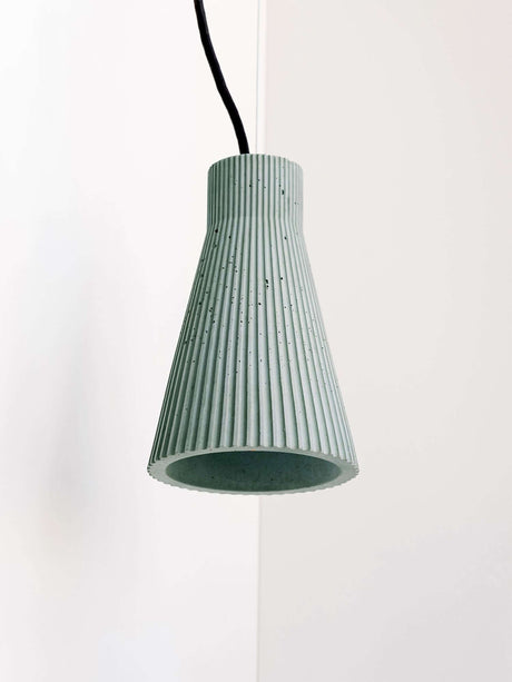Gantlights S1 betongpendelampe med rillet design, laget av høykvalitets betong med rillet overflate.