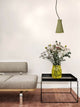 Gantlights S1 Beton Pendelleuchte geriffelt über einem Tisch mit einer gelben Vase und Blumen.