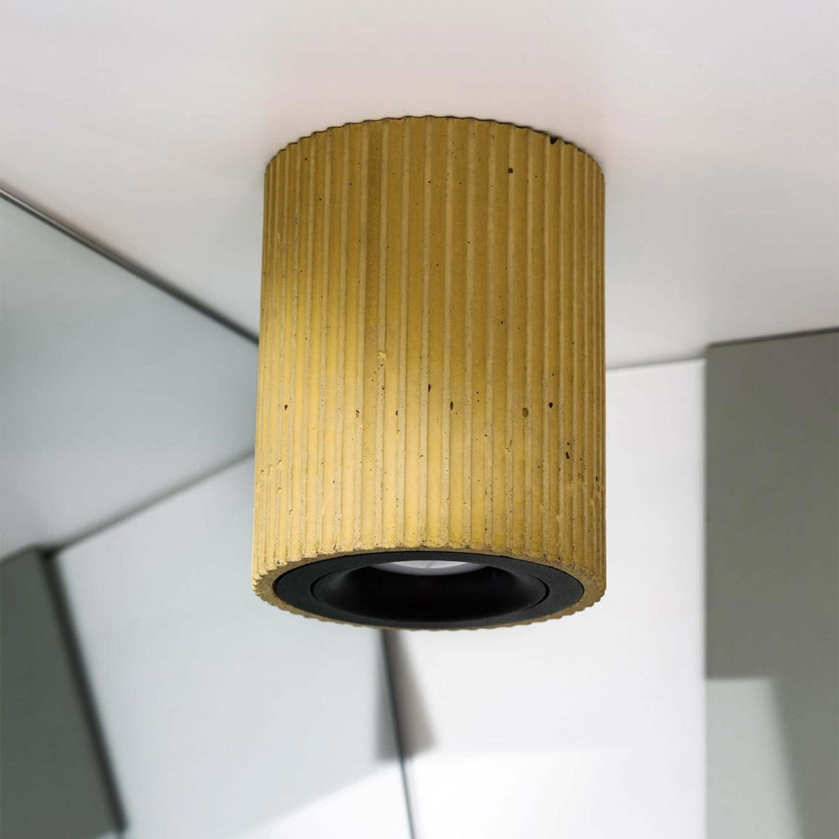 Gantlights S2 schwenkbarer Deckenspot Plissiert aus Beton mit gerillter Oberfläche für modernes Raumdesign.
