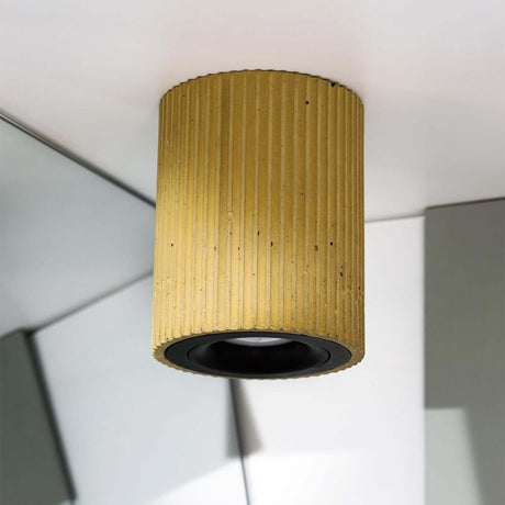 Gantlights S2 schwenkbarer Deckenspot Plissiert aus Beton mit gerillter Oberfläche für modernes Raumdesign.