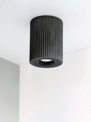 Gantlights S2 schwenkbarer Deckenspot Plissiert aus rohem Beton mit gerillter Oberfläche, modernes Design.