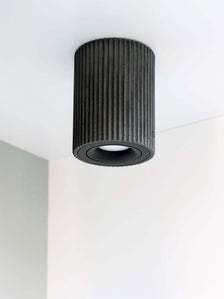 Gantlights S2 schwenkbarer Deckenspot Plissiert aus rohem Beton mit gerillter Oberfläche, modernes Design.