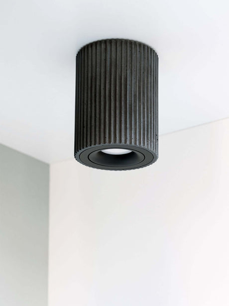 Gantlights S2 schwenkbarer Deckenspot Plissiert aus rohem Beton mit gerillter Oberfläche, modernes Design.