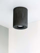Gantlights S2 schwenkbarer Deckenspot Plissiert aus rohem Beton mit gerillter Oberfläche, modernes Design.