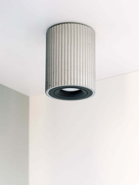 Gantlights S2 schwenkbarer Deckenspot Plissiert aus rohem Beton mit gerillter Oberfläche.