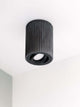 Gantlights S2 schwenkbarer Deckenspot Plissiert aus Beton mit gerillter Oberfläche an Decke montiert.