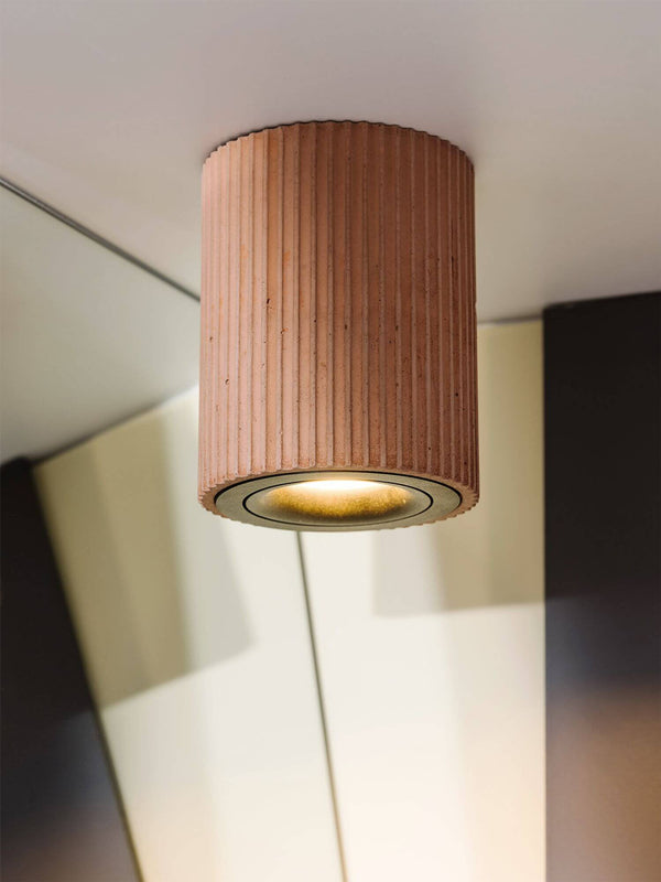 Gantlights S2 schwenkbarer Deckenspot Plissiert aus rohem Beton mit gerillter Oberfläche an der Decke.