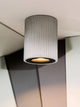 Gantlights S2 schwenkbarer Deckenspot Plissiert aus Beton mit gerillter Oberfläche, modernes Design.