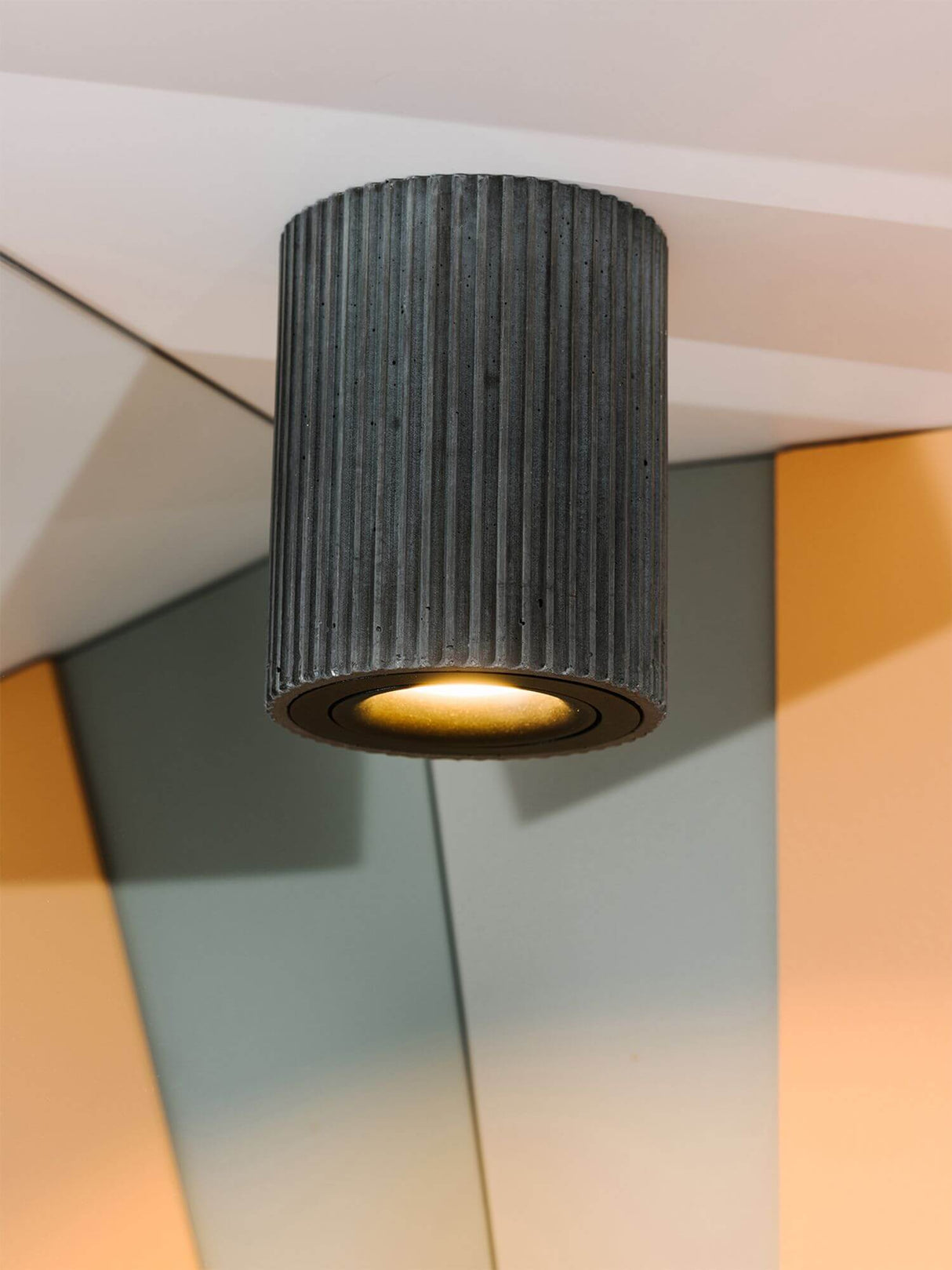 Gantlights S2 schwenkbarer Deckenspot Plissiert aus rohem Beton mit charakteristischer gerillter Oberfläche.