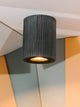 Gantlights S2 schwenkbarer Deckenspot Plissiert aus rohem Beton mit charakteristischer gerillter Oberfläche.
