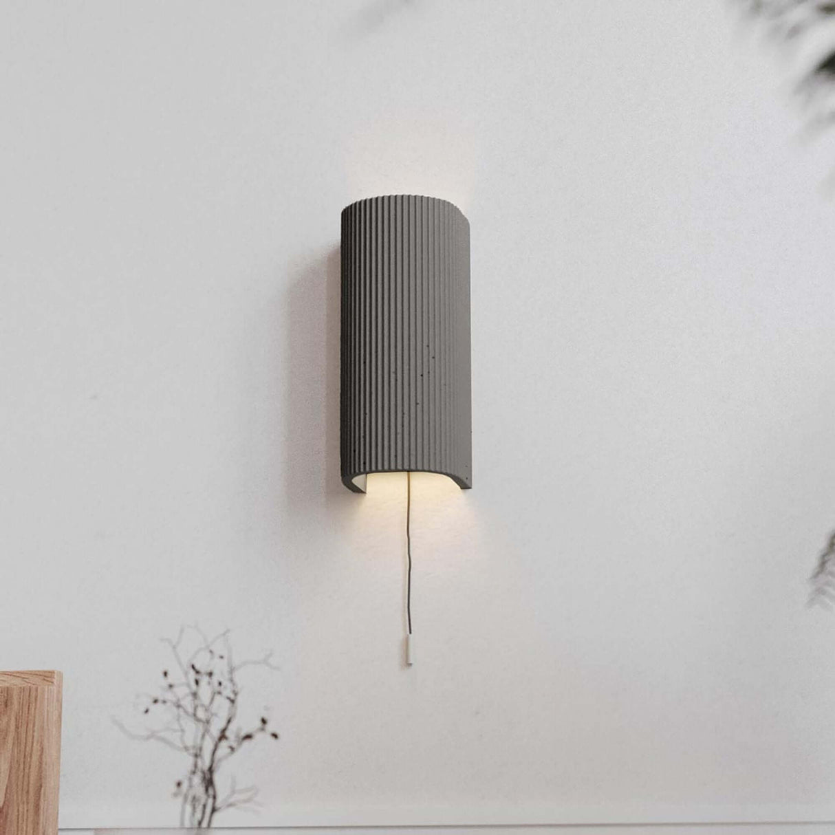 Gantlights S3 Wandlampe kanneliert Up & Down an Wand, modernes Design mit aufgehelltem Bereich