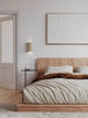 Gantlights S3 Wandlampe kanneliert Up & Down an der Wand in einem modernen Schlafzimmer
