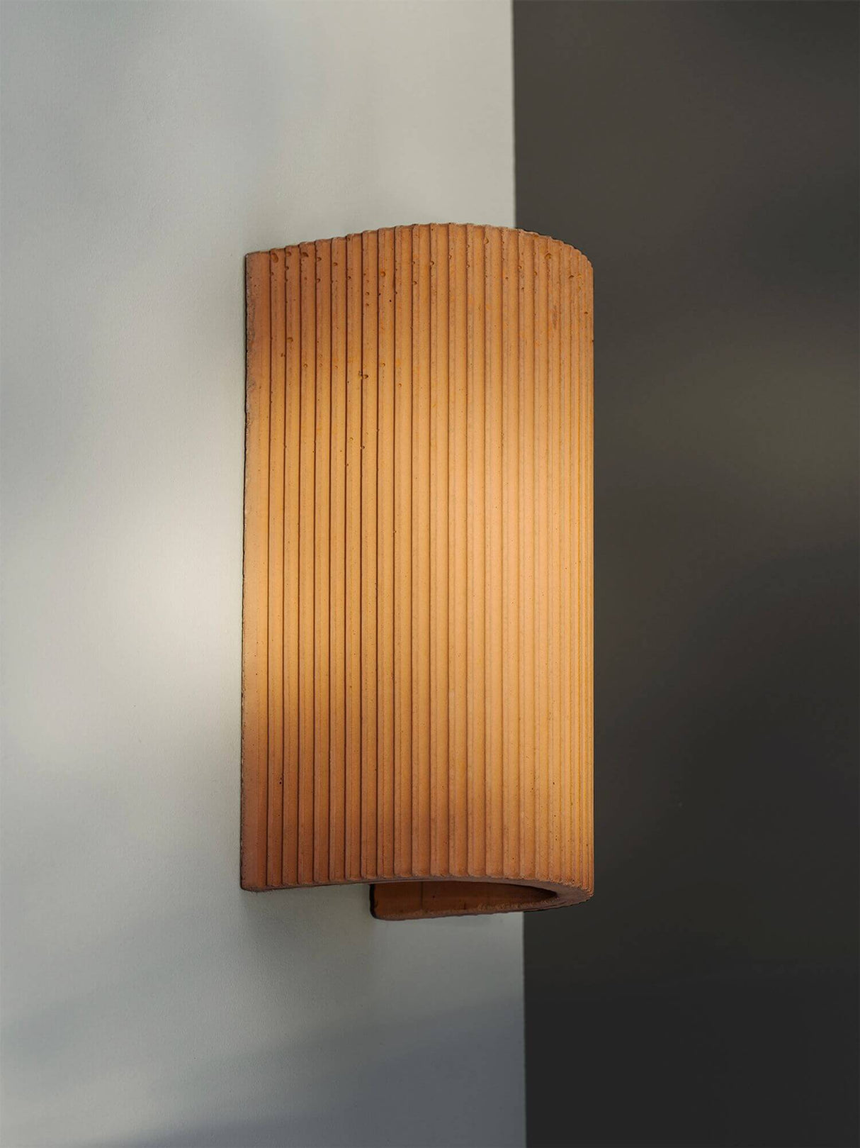 Gantlights S3 Wandlampe kanneliert Up & Down in modernem Design an Wand montiert.