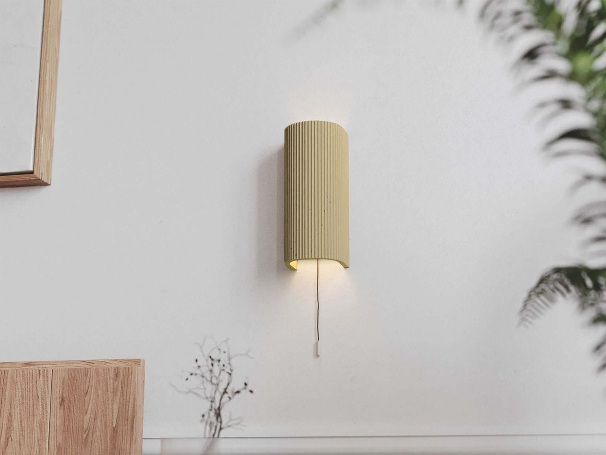 Gantlights S3 Wandlampe kanneliert Up & Down an einer Wand, stilvoll und modern, mit sanften Lichtstrahlen nach oben und unten.