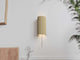 Gantlights S3 Wandlampe kanneliert Up & Down an einer Wand, stilvoll und modern, mit sanften Lichtstrahlen nach oben und unten.
