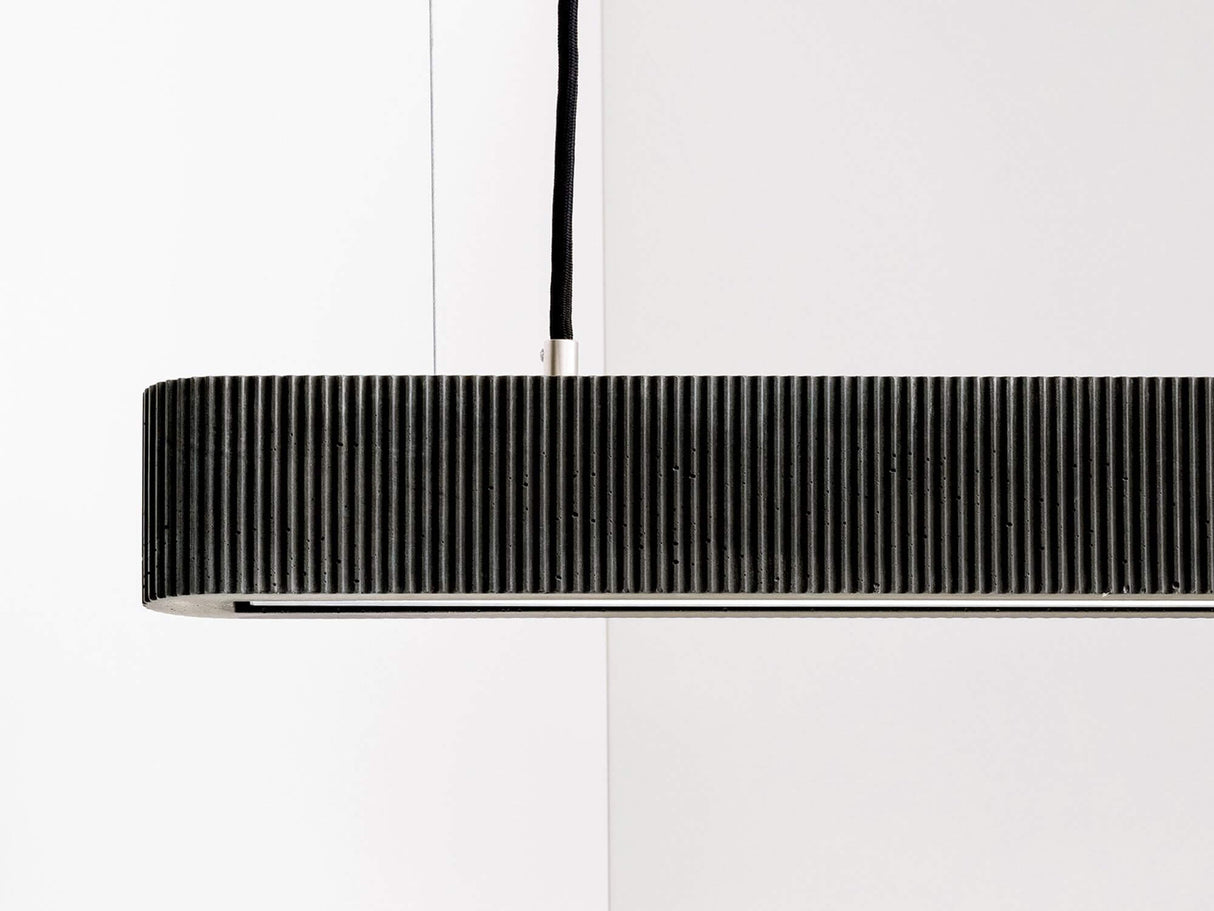 Gantlights S4 Beton LED-Pendelleuchte 61cm Plissiert, minimalistische Pendelleuchte aus geriffeltem Beton.