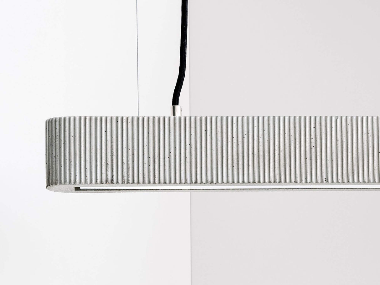 Gantlights S4 Beton LED-Pendelleuchte 61cm Plissiert mit geriffeltem Design aus Beton.