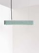 Gantlights S4 Beton LED-Pendelleuchte 61cm Plissiert an minimalistischer Decke in hellem Raum.