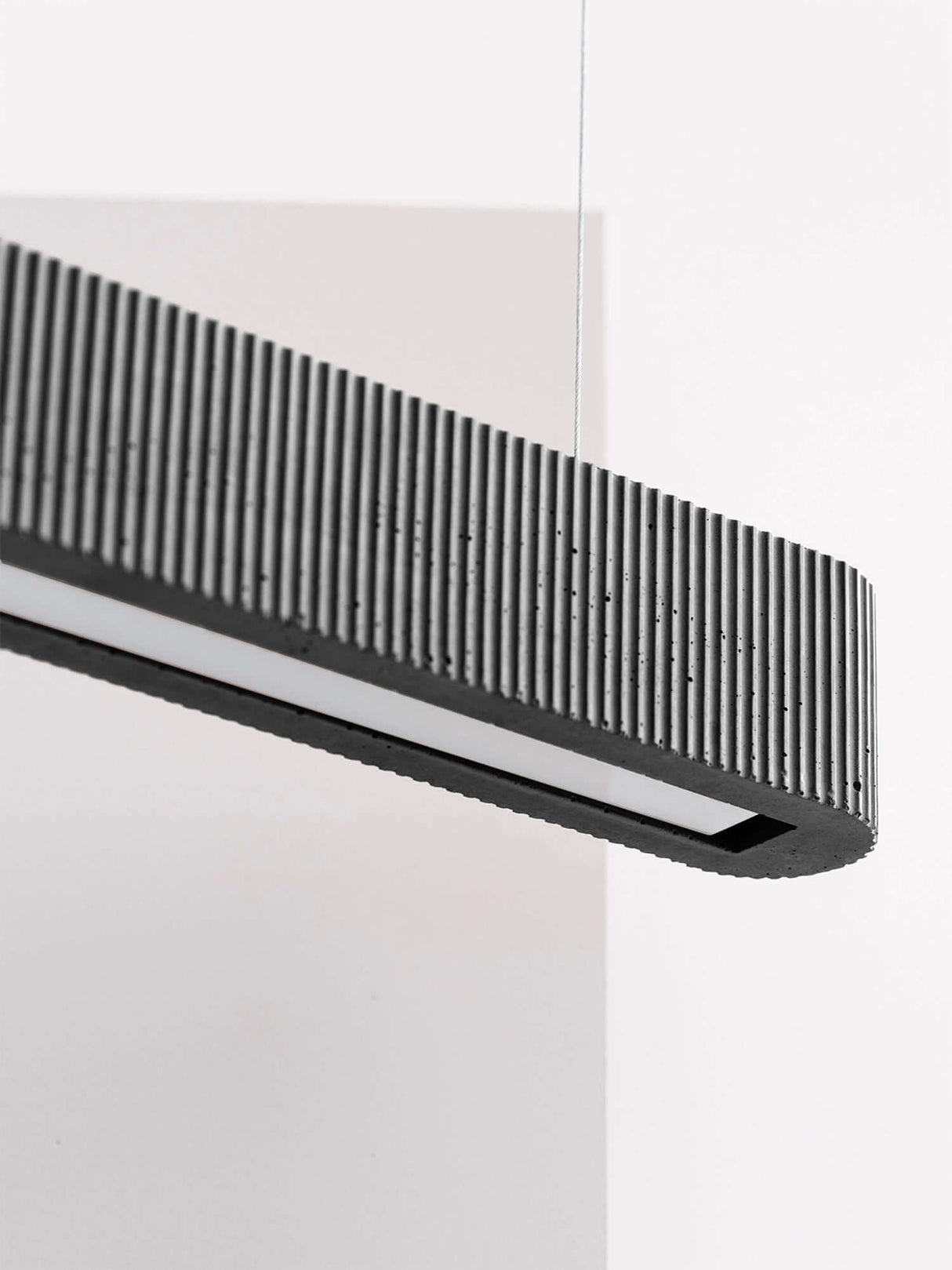 Gantlights S4 Beton LED-Pendelleuchte 61cm Plissiert mit geriffeltem Design aus Beton.