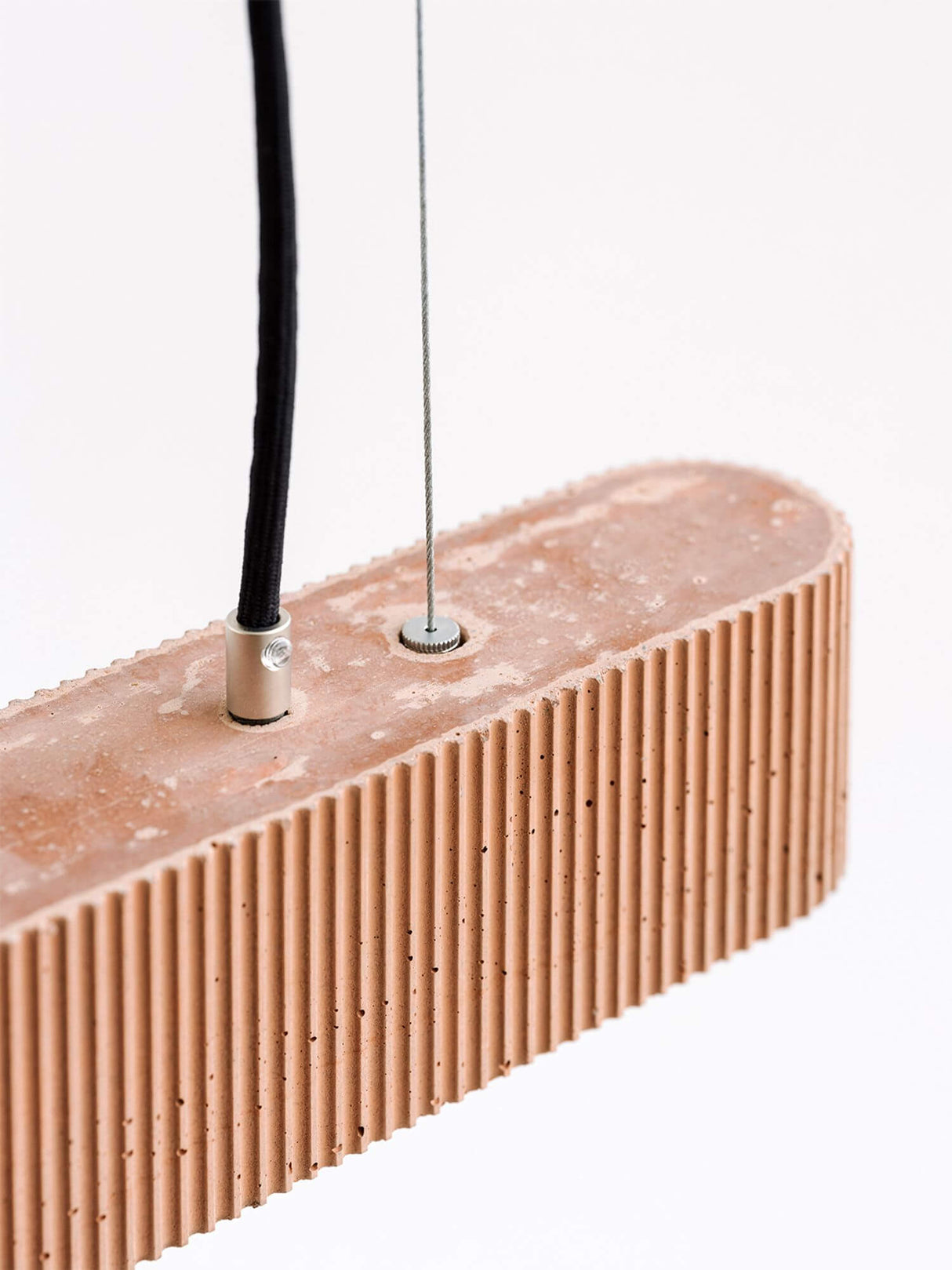 Gantlights S4 Beton LED-Pendelleuchte 61cm Plissiert mit geriffeltem Design aus Beton.