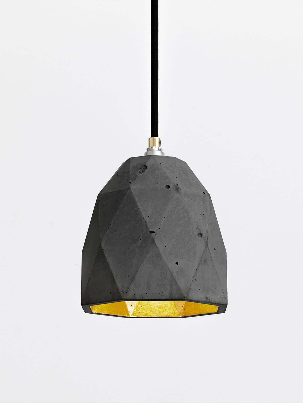 Gantlights T1 Pendelleuchte Beton mit geometrischem Design und goldener Innenfläche.