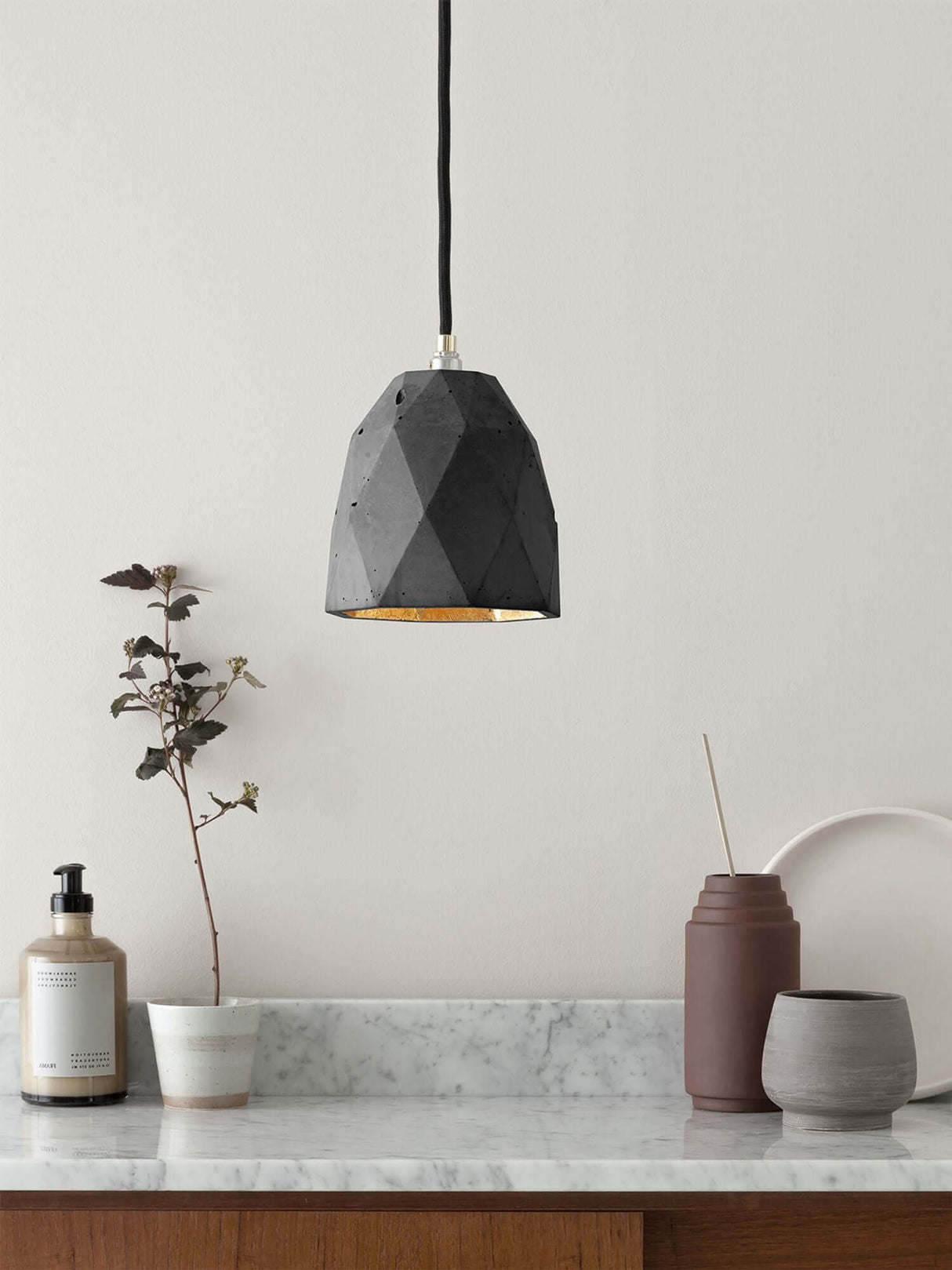Gantlights T1 Pendelleuchte Beton in modernem Innenraum mit Beton-Design und Metallakzenten.