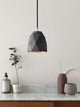Gantlights T1 Pendelleuchte Beton in modernem Innenraum mit Beton-Design und Metallakzenten.