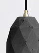 Gantlights T1 Pendelleuchte Beton mit geometrischem Design und metallischen Akzenten.