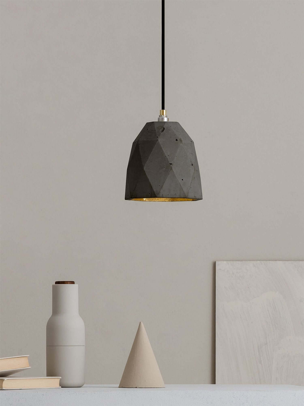 Gantlights T1 Pendelleuchte Beton mit geometrischem Betonlampenschirm und metallenen Akzenten.