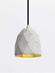 Gantlights T1 Pendelleuchte Beton mit geometrischem Design und goldener Innenseite.