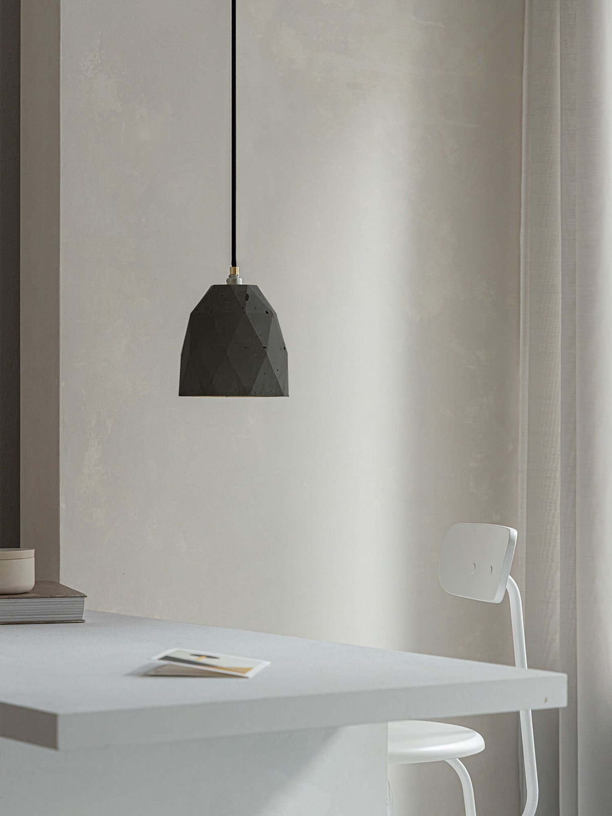 Gantlights T1 Pendelleuchte Beton in modernem Raumdesign, minimalistisches Betonlicht.