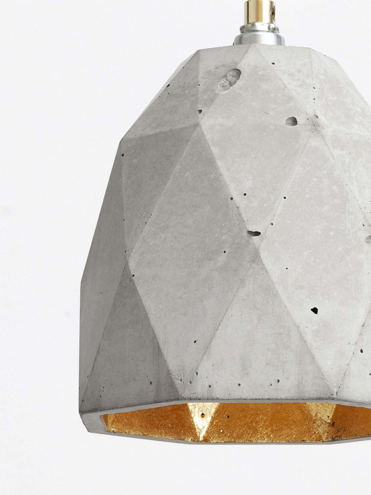 Gantlights T1 Pendelleuchte Beton mit geometrischem Design und goldenen Akzenten im Inneren.