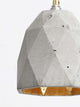 Gantlights T1 Pendelleuchte Beton mit geometrischem Design und goldenen Akzenten im Inneren.