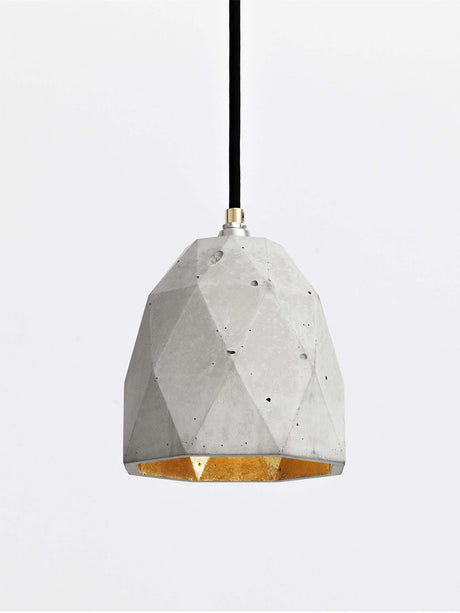 Gantlights T1 Pendelleuchte Beton mit geometrischem Design und goldener Innenseite an schwarzem Kabel.