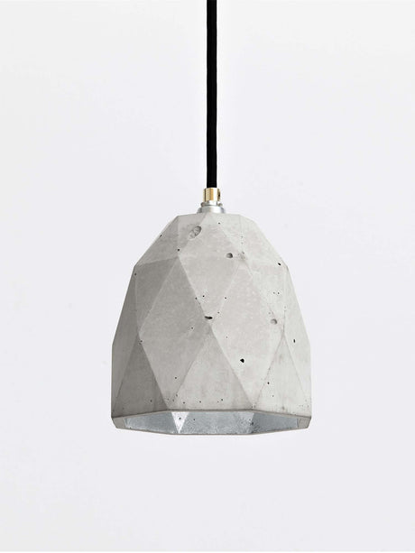 Gantlights T1 Pendelleuchte Beton mit geometrischem Beton-Schirm und edlen Metallakzenten.